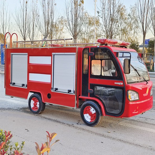 Camion dei pompieri elettrico con serbatoio dell'acqua